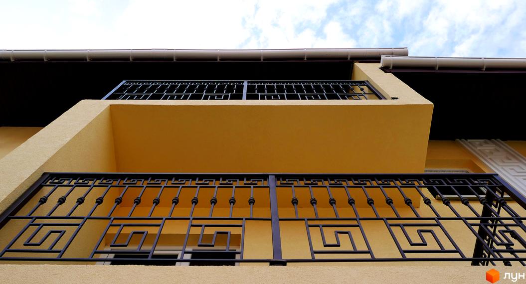 Жовтий фасад Таунхаус