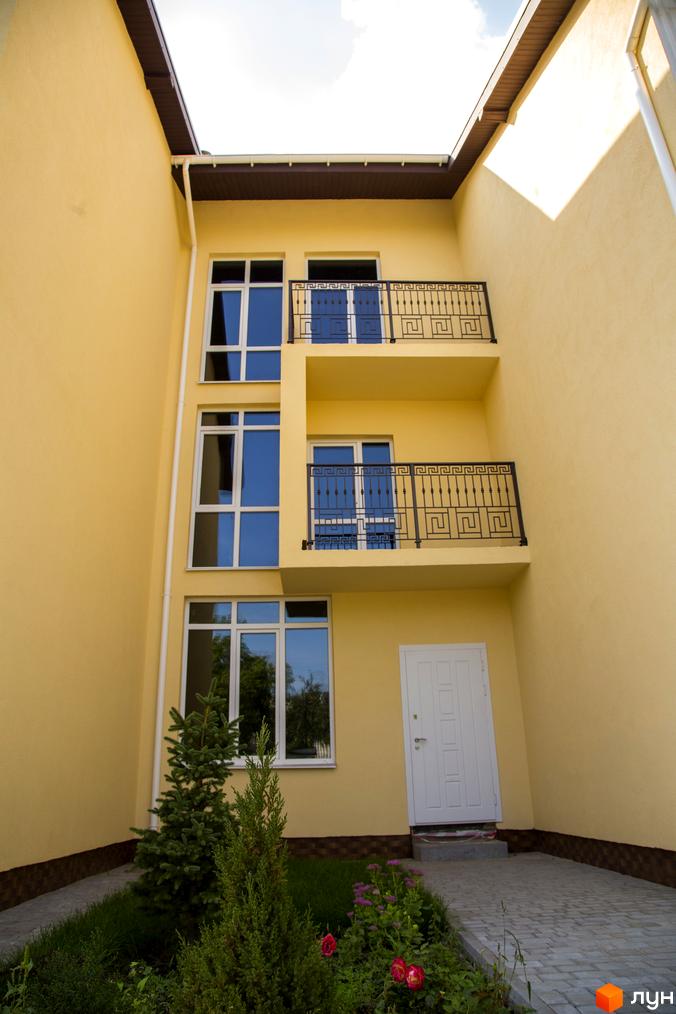 Жовтий триповерховий таунхаус