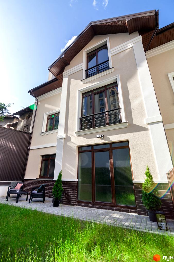 Зовнішній вигляд двоповерхового таунхауса 