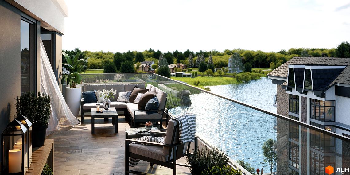 Балкон житлового комплексу BASA city з дерев'яною підлогою та скляною огорожею. З балкона відкривається вид на озеро та ліс.