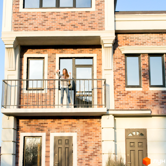 Цегляний таунхаус Liverpool House з балконом та вікнами. Зовнішній вигляд будівлі демонструє цегляну кладку та балкон з огорожею.