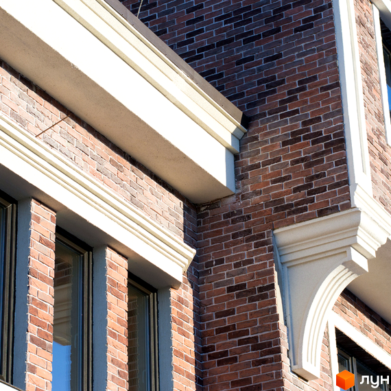 Фасад житлового комплексу Liverpool House з цегляною кладкою та декоративними елементами. Зовнішній вигляд новобудови з вікнами та архітектурними деталями.