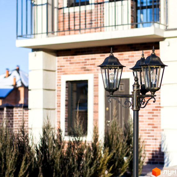 Таунхауси Liverpool House з цегляним фасадом та кованими елементами. Перед будинком розташовані зелені насадження та ліхтар.