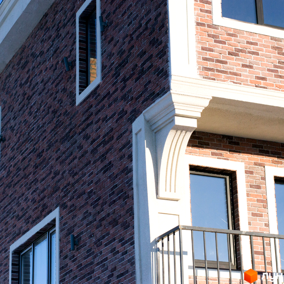 Фасад житлового комплексу Liverpool House з цегляним оздобленням та вікнами. Зовнішній вигляд новобудови з балконами та архітектурними елементами.