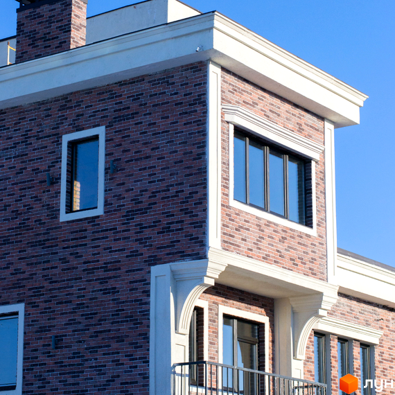 Фасад таунхауса Liverpool House з цегляним оздобленням та великими вікнами. Зовнішній вигляд новобудови з елементами декору.