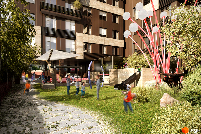 Житловий комплекс Пространство на Кузнечной з дитячим майданчиком та зеленими зонами. Сучасна архітектура будівлі з елементами бетону та коричневого фасаду.