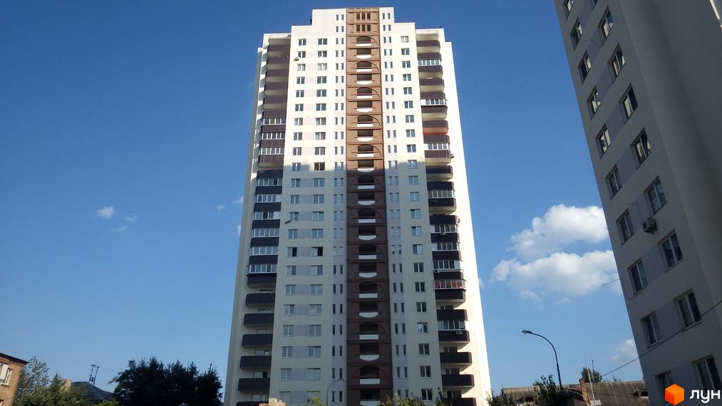 Висотна будівля житлового комплексу на вулиці Макаренка, 1а. Фасад будинку виконаний у світлих тонах з коричневими вставками, на балконах встановлені огородження.