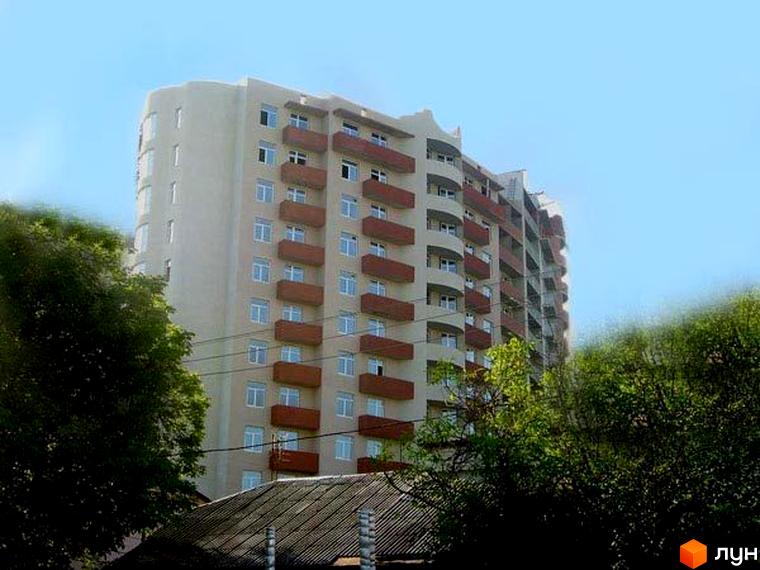 Житловий комплекс Каскад з балконами та великими вікнами. Прибудинкова територія з зеленими насадженнями.