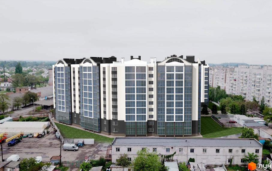 Високоповерховий будинок житлового комплексу Центральний з панорамними вікнами та прилеглою зеленою територією. Навколо будинку розташовані інші будівлі та дерева.