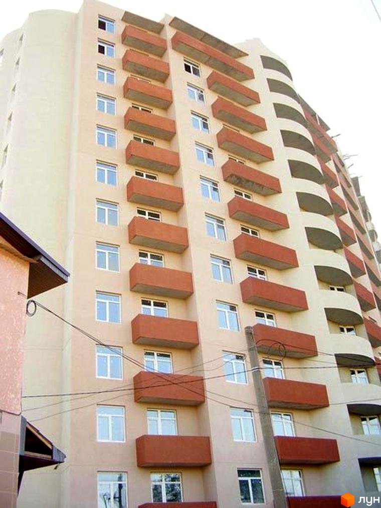 Житловий комплекс Каскад з сучасним фасадом та балконами. Прибудинкова територія з елементами благоустрою.