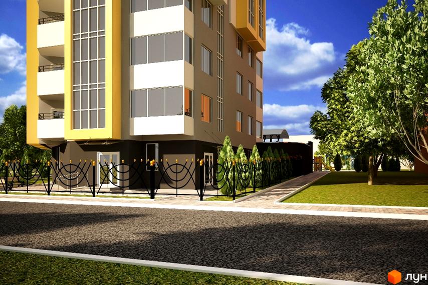 Клубний будинок „Сонячний“ з жовтими та сірими фасадами, балконами та великими вікнами, оточений зеленими деревами та огороджений кованою огорожею. На прибудинковій території видно доріжку та дитячий майданчик.