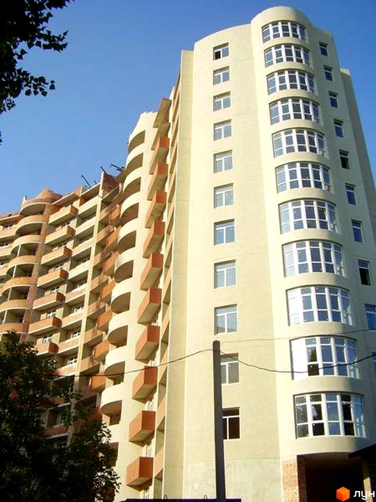 Житловий комплекс ЖК Каскад з сучасною архітектурою та балконами. Прибудинкова територія з зеленими насадженнями.