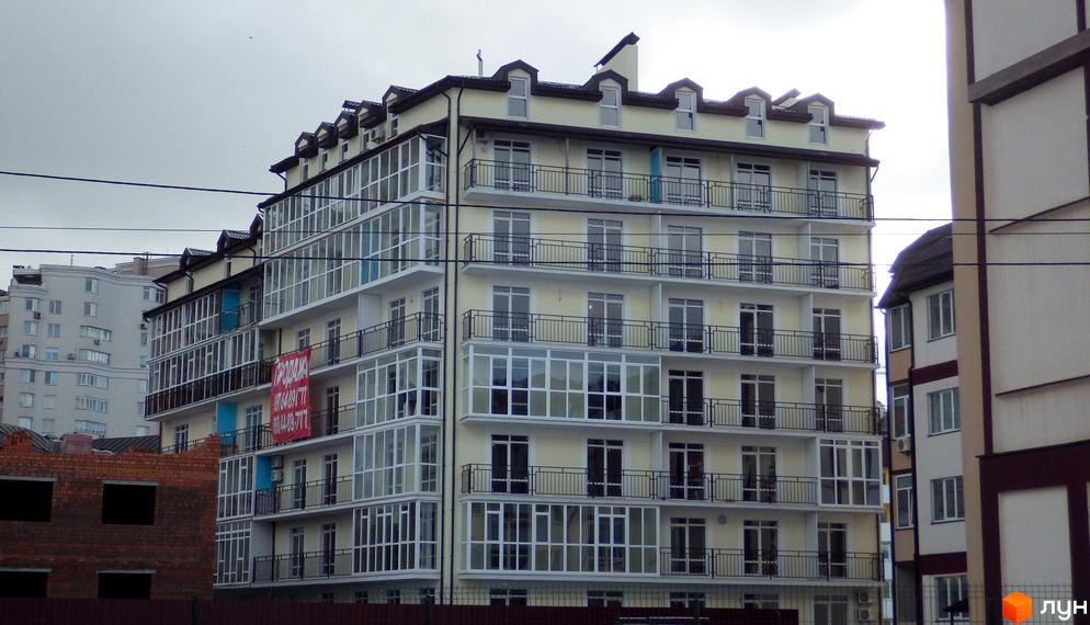 Житловий комплекс Williams Avenue з панорамними вікнами та балконами. На території комплексу передбачено озеленення та місця для відпочинку.