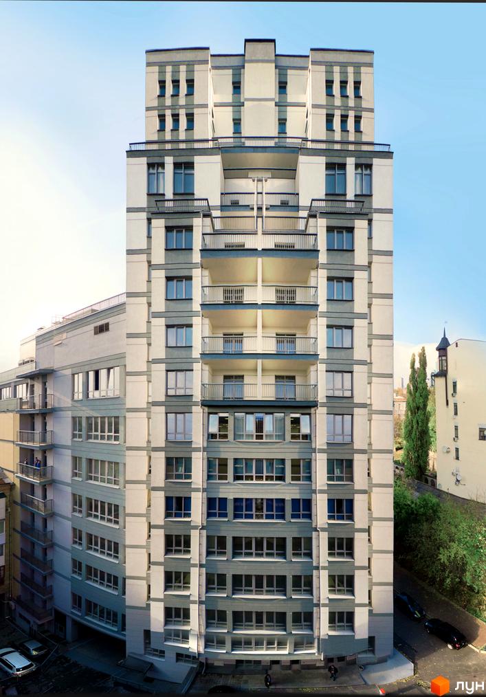 Багатоповерховий житловий будинок Житлового комплексу Саксаганський з біло-сірим фасадом, численними вікнами та балконами. Поруч видно зелені насадження та дорогу з автомобілями.