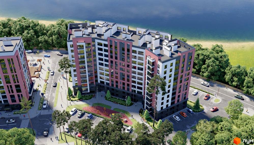 Зовнішній вигляд новобудови ЖК Green Life-3 з рожевими та білими фасадами, розташованої біля водойми. На прибудинковій території є дороги, паркування, дерева та дитячий майданчик.