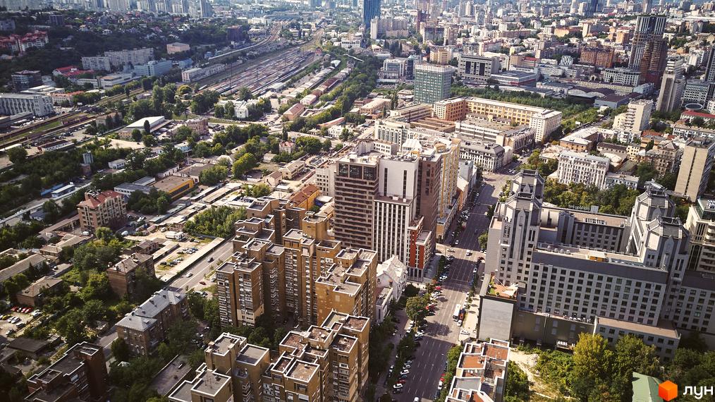 Панорамне фото Житлового комплексу New York Concept House з висоти пташиного польоту. Вигляд на фасади будівель та міську забудову навколо.