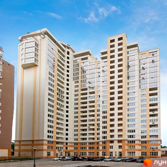 Вид на житловий комплекс Руслан і Людмила з сучасною архітектурою та прибудинковою територією з парковкою.