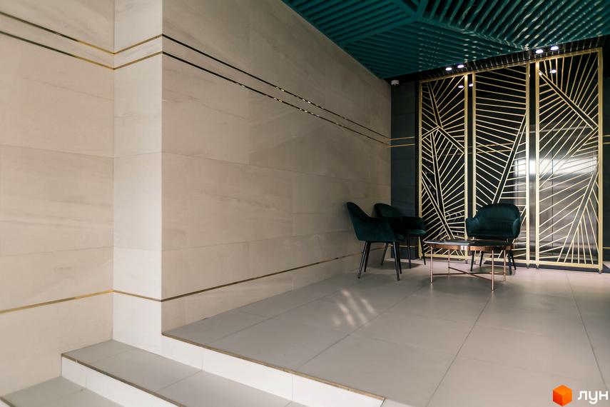 Einstein Concept House: хол з мармуровими стінами, зелені крісла та золотий декор. Сучасний дизайн інтер'єру новобудови.