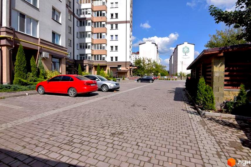 Зображення житлового комплексу на Целевича, 4а. Багатоповерховий будинок з парковкою та облаштованою прибудинковою територією.