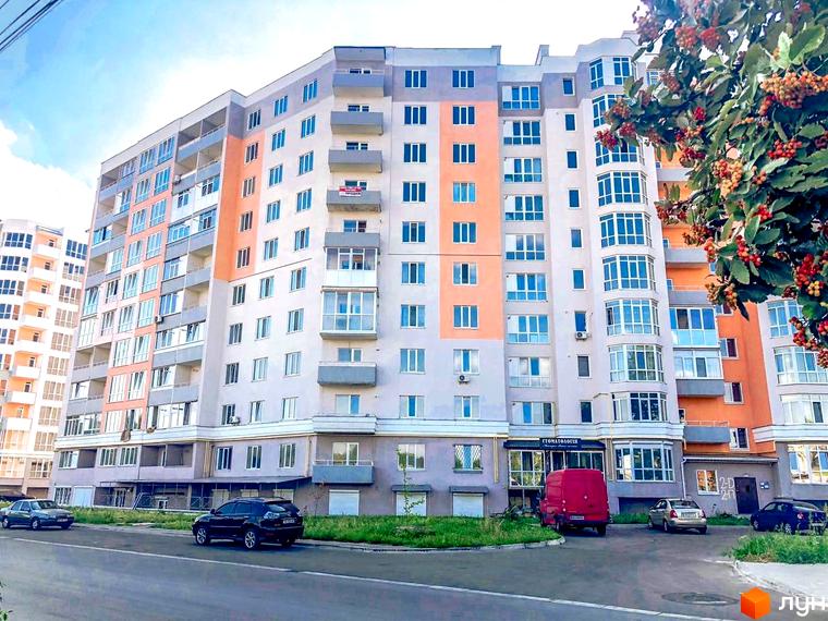 Багатоповерховий житловий комплекс на вулиці Жабинського, 2д, 2в, 2е, з яскравим фасадом та прибудинковою територією з зеленими насадженнями та припаркованими автомобілями.