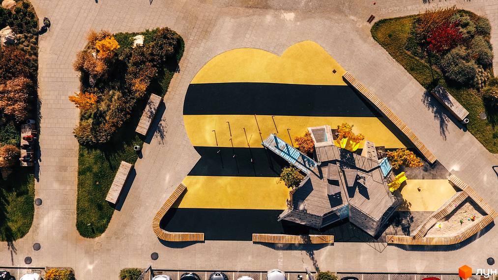 Вигляд зверху на Житловий комплекс City Lake. На фото дитячий майданчик з пісочницею та дерев'яними конструкціями, ландшафтний дизайн.