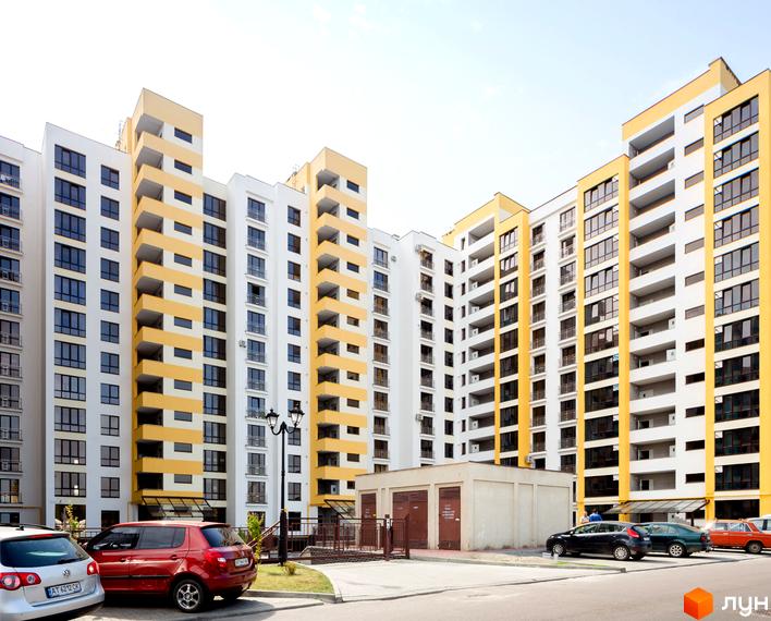 Житловий комплекс Lystopad – це сучасна новобудова з яскравими жовтими акцентами на фасаді. Перед будинком розташована прибудинкова територія з парковкою та зеленими насадженнями.