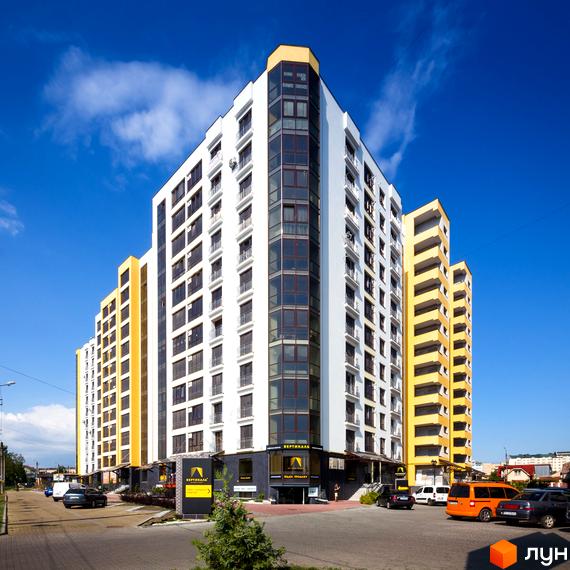 Зовнішній вигляд житлового комплексу Lystopad: багатоповерхові будинки з білими та жовтими фасадами, скляними елементами. Прибудинкова територія з парковкою та зеленими насадженнями.