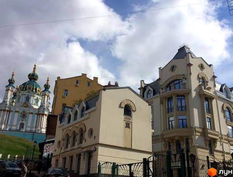 Житловий комплекс Андріївський узвіз, 30-34в. Зовнішній вигляд будівель та прибудинкова територія.