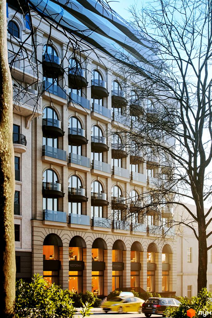 Фасад клубного будинку „Воронцовський“ з арковими вікнами та балконами, що виходить на вулицю з деревами та автомобілями.