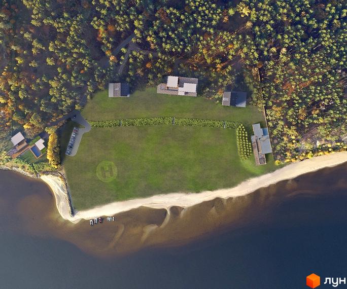 Котеджне містечко КМ New Haven Luxury Village з сучасними будинками та доглянутою територією біля води. На території є басейн, парковка та вертолітний майданчик.