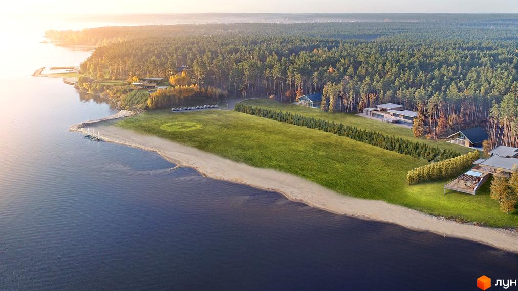 Котеджне містечко КМ New Haven Luxury Village з сучасними будинками на березі водойми серед соснового лісу. На території комплексу облаштований пляж, геліпад та доглянута зелена зона.