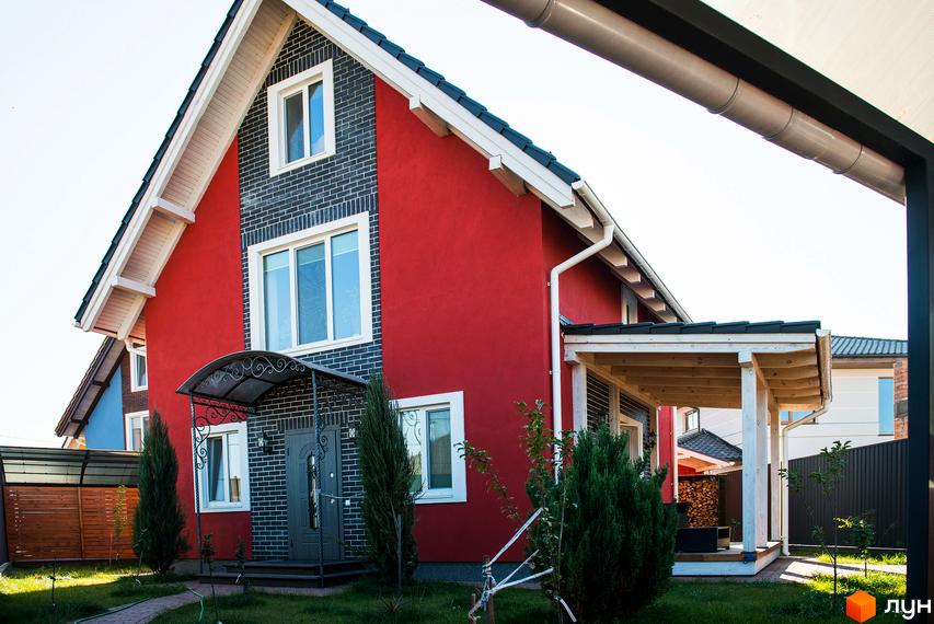 Котеджне містечко Osocor Scandi House: червоний двоповерховий будинок з темно-сірою цегляною обробкою, білими вікнами та зеленим газоном.