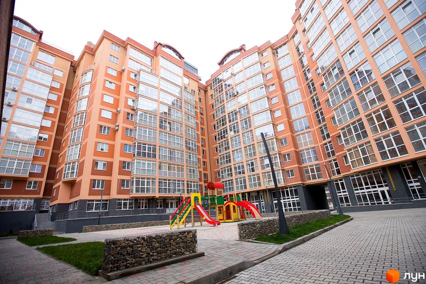 ЖБК Перспектива – житловий комплекс з багатоповерховими будинками персикового кольору та великими вікнами. У дворі облаштований дитячий майданчик.