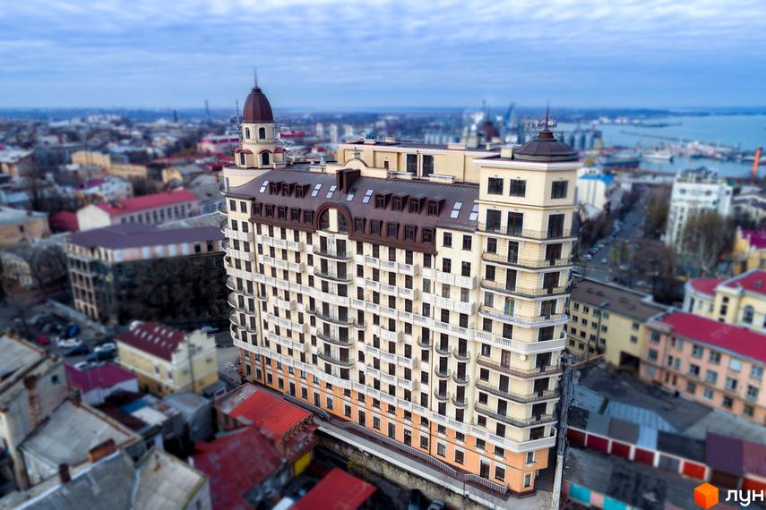 Житловий комплекс Наследие Дерибаса з архітектурними елементами та балконами, оточений прибудинковою територією.