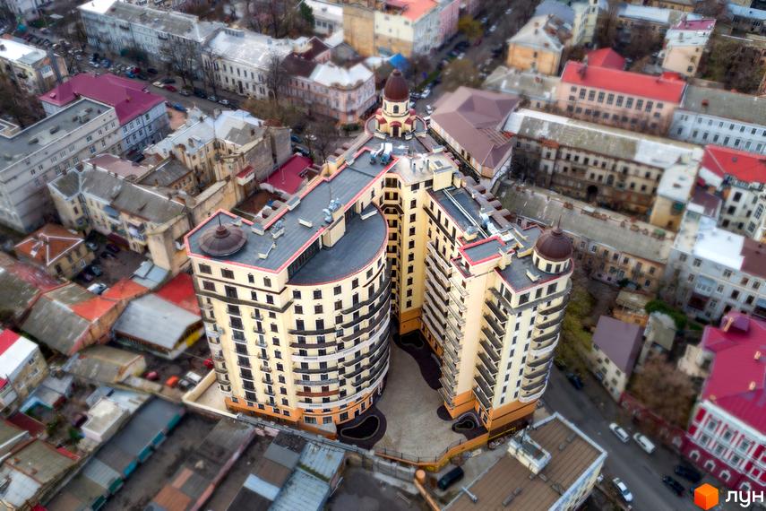 Житловий комплекс Наследие Дерибаса з виглядом на фасад та прибудинкову територію, оточений міською забудовою.