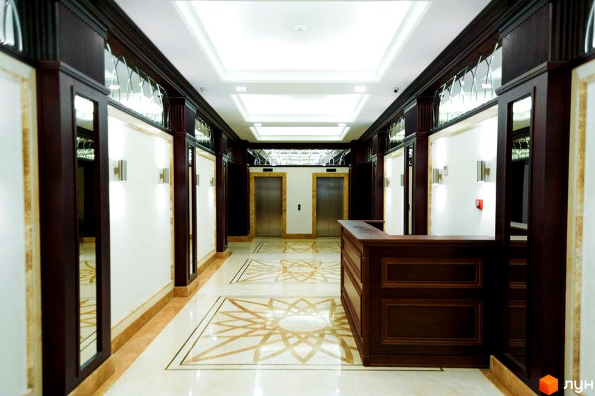 Сучасний хол житлового комплексу Наследие Дерибаса з елегантним дизайном та ліфтами. Простора прибудинкова територія з комфортними зонами відпочинку.