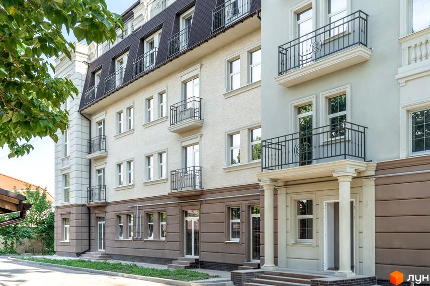 Зовнішній вигляд житлового комплексу CHELSEA Club House з балконами та вікнами. Фасад будівлі виконаний у світлих тонах з елементами декору.