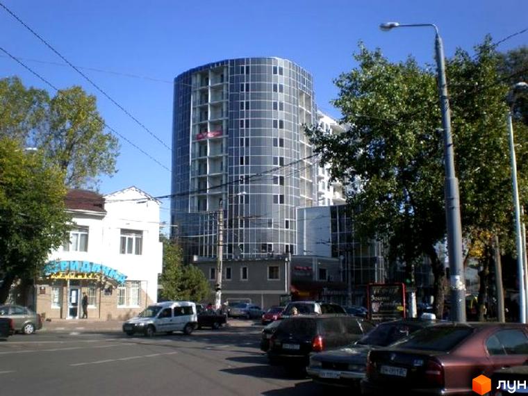 Житловий комплекс ЖК 5 елемент з сучасним фасадом та прибудинковою територією, оточений зеленими насадженнями.