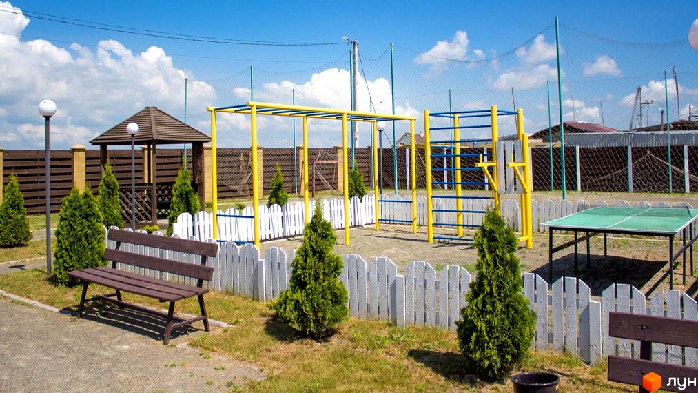 Ігровий та спортивний майданчик з турніками, тенісним столом, альтанкою та лавками у Котеджному містечку Нова Олександрівка.