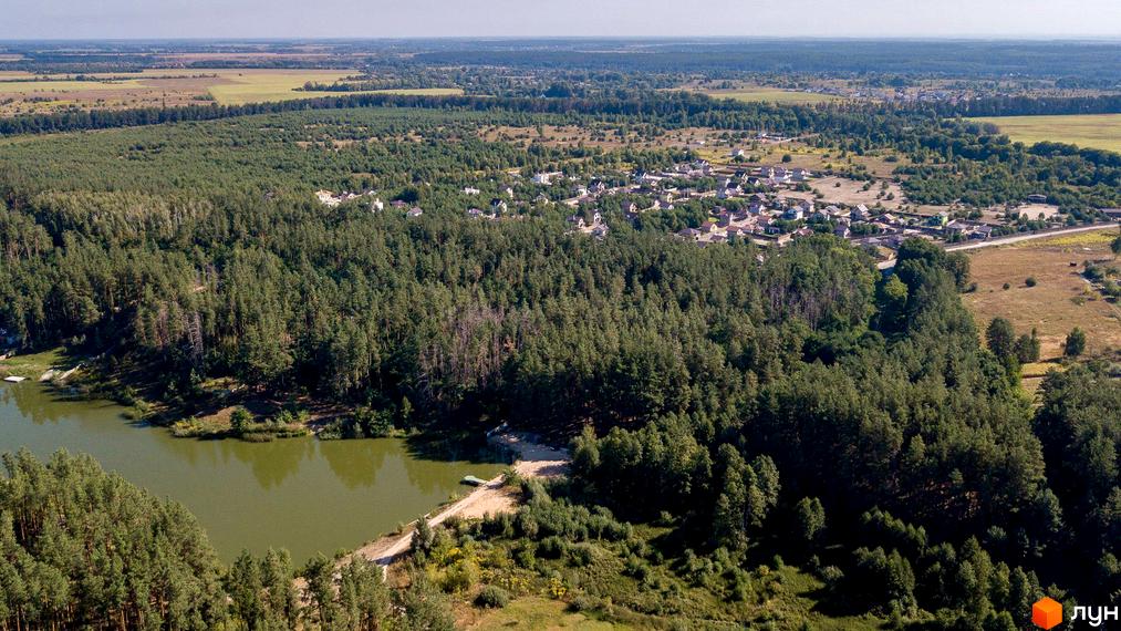 Вид на котеджне містечко Лісове озеро з висоти пташиного польоту. Навколо будівель розташований ліс та озеро.