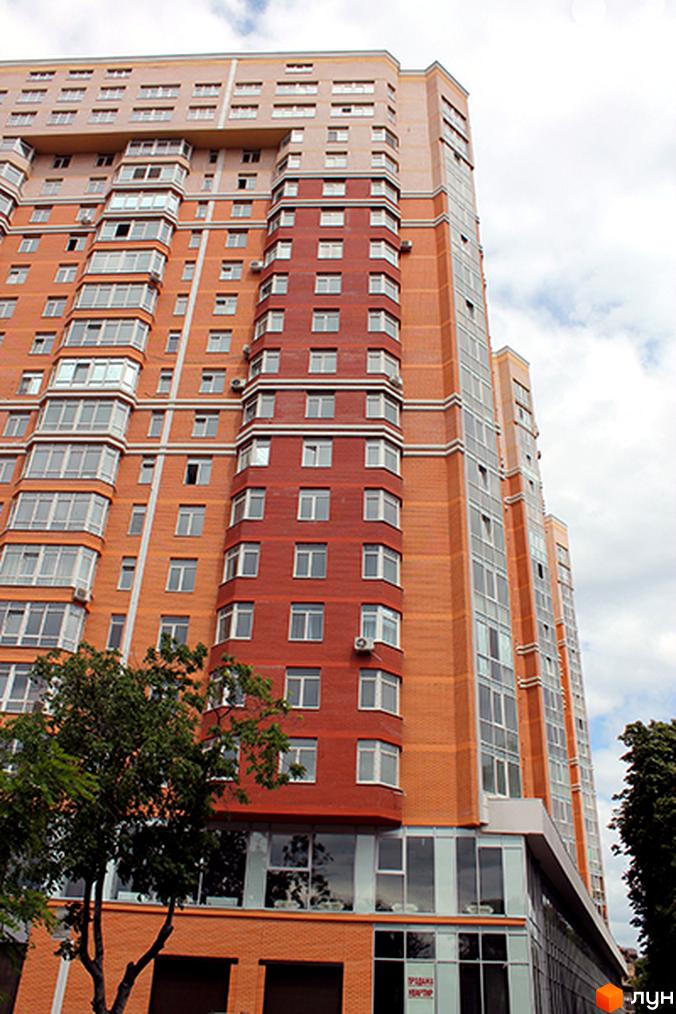 Житловий комплекс Усадьба Разумовского з сучасним фасадом та прибудинковою територією з зеленими насадженнями.