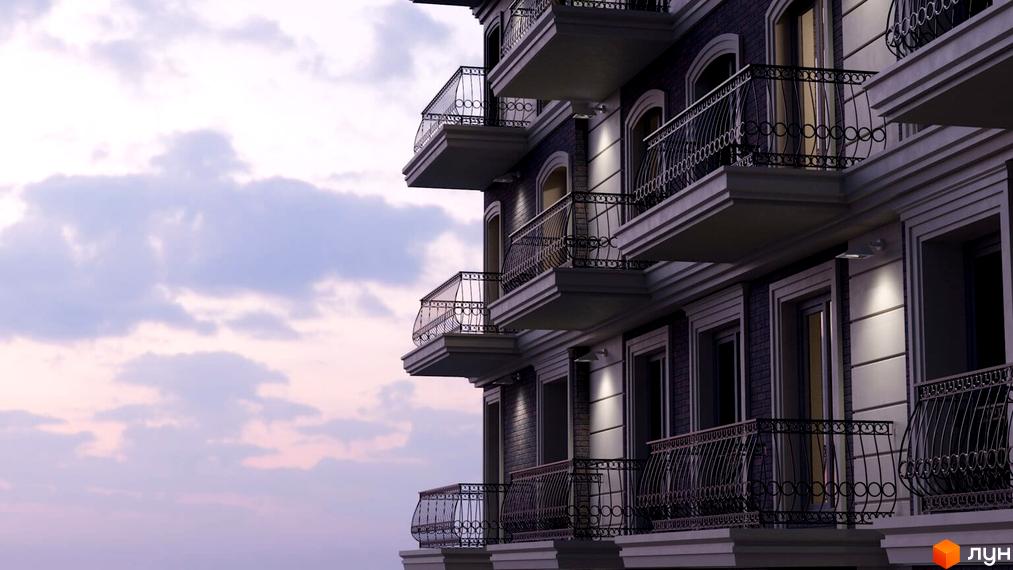 Новобудова Будинок на Міщанській: багатоповерховий будинок з балконами, кованими перилами та освітленим фасадом. Вигляд на будівлю на тлі вечірнього неба.