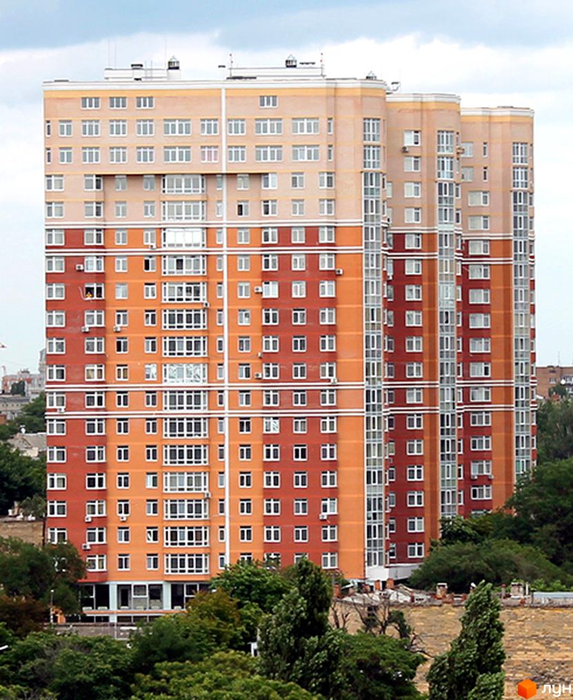 Житловий комплекс Усадьба Разумовского з кольоровим фасадом. Прибудинкова територія з зеленими насадженнями.