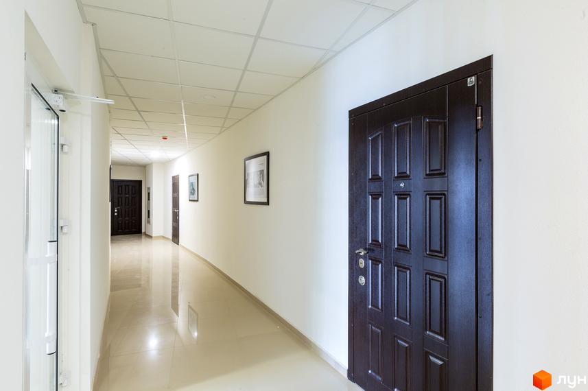 Коридор з дверима у Житловому комплексі Тридцять друга перлина. Інтер'єр коридору з дверима в новобудові.