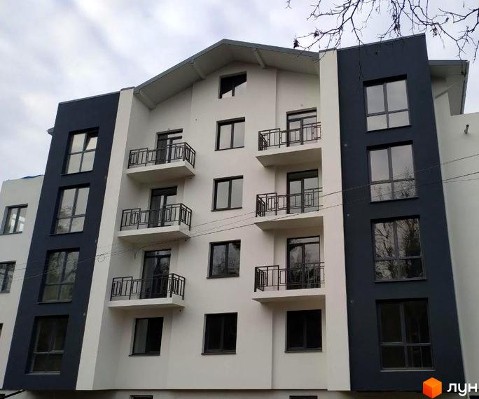 Зображення фасаду багатоповерхового будинку ЖК Панський острів з балконами та великими вікнами, що створюють відчуття простору та світла.