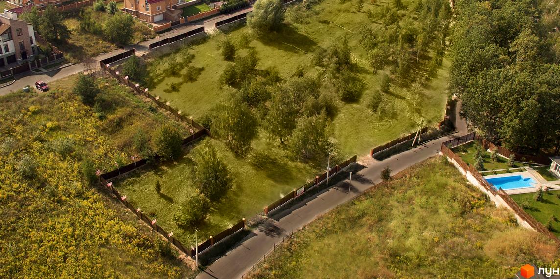 Вид на Котеджне містечко Lisnyky Club з висоти пташиного польоту. На території комплексу є зелені насадження та басейн.