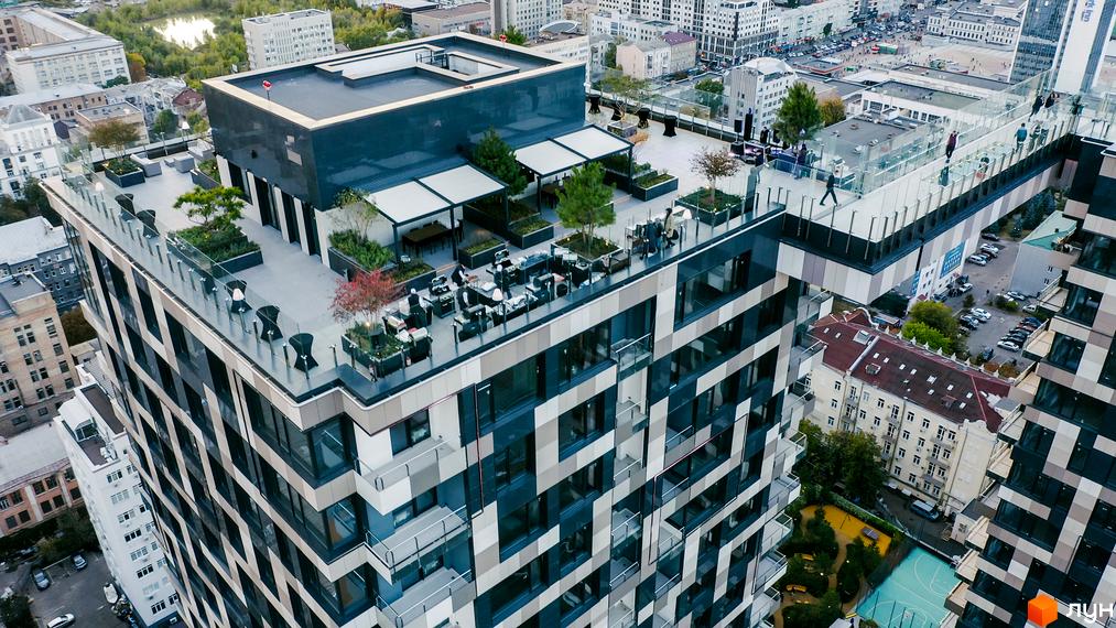 Житловий комплекс Tetris Hall з терасою на даху та міським пейзажем. Сучасний житловий комплекс з панорамними вікнами та зеленими зонами.