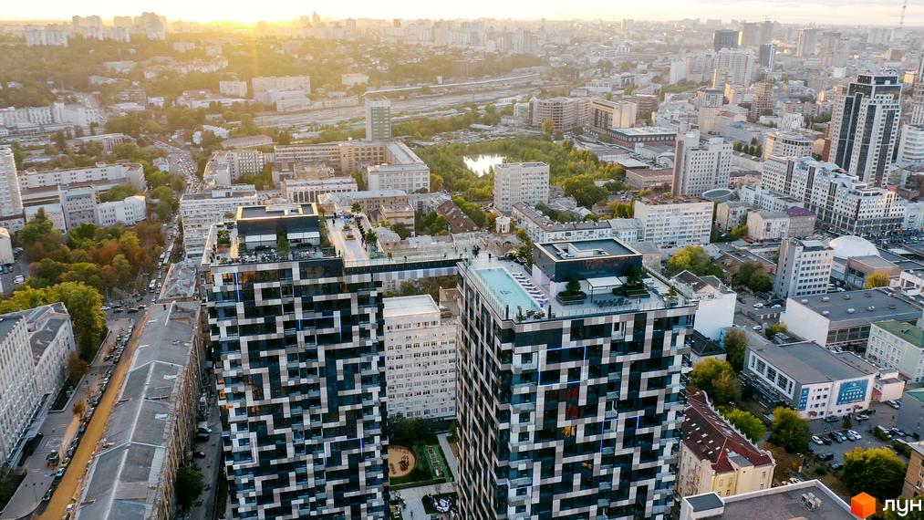 Житловий комплекс Tetris Hall з унікальним фасадом та басейном на даху. Навколо комплексу зелена зона та міська забудова.