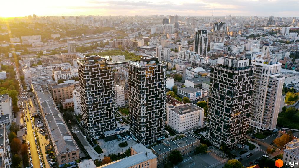 Житловий комплекс Tetris Hall з унікальним фасадом, що нагадує кубики тетрісу. Навколо новобудови розташовані зелені зони та доглянута прибудинкова територія.