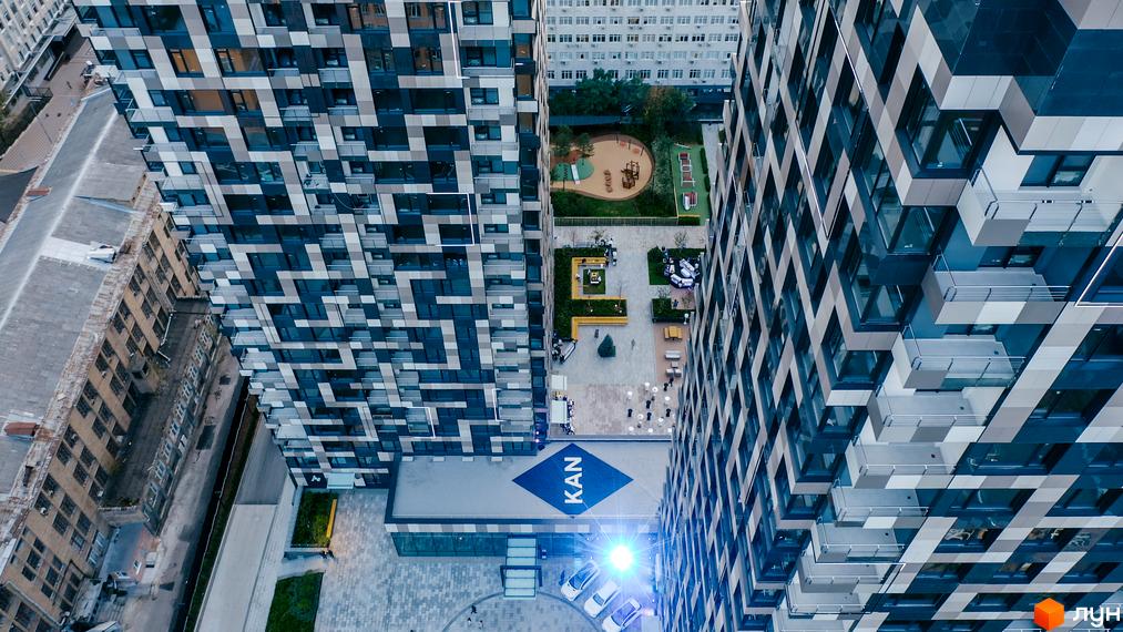 Житловий комплекс Tetris Hall з унікальним фасадом та прибудинковою територією з дитячим майданчиком та зонами відпочинку.